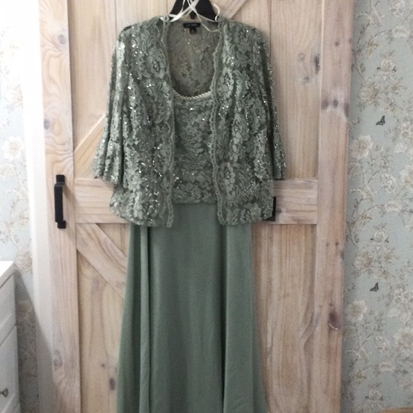 Le Bos formal dress.New with tags size 12 - Picture 2 of 5